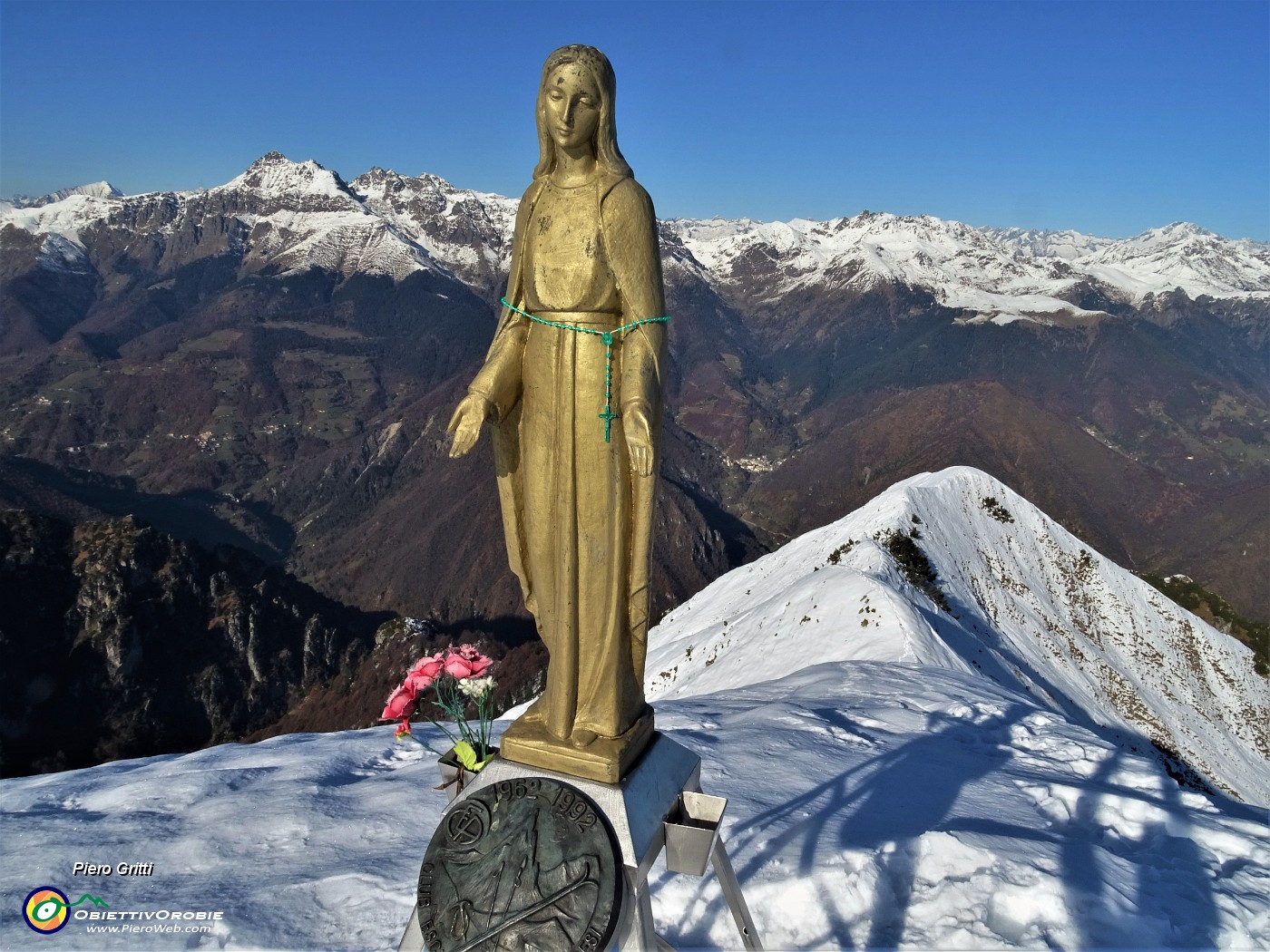 41 La bella Madonnina del C.E.A. (Club Escursionisti Arcoresi) sul Pizzo Baciamorti (2009 m) .JPG